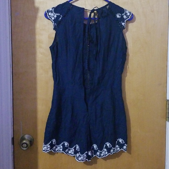 Romeo + Juliet Navy Blue Romper - Picture 5 of 6